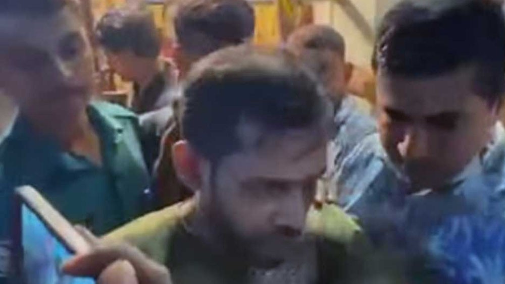 গ্রেপ্তার বাবাকে ধরে কাঁদতে থাকা শিশুকে চড়, তদন্তে পুলিশ